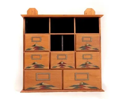 Starožitná stolní barevná skříňka s aktivní zásuvkou